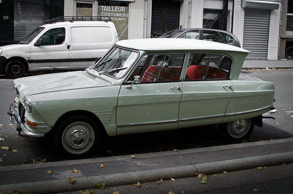 © 2012 Viviane Perenyi - Old Peugeot Car